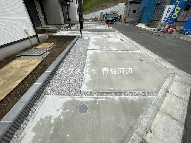 駐車場:舗装された駐車場です。普通車2台停めて頂くことが出来ます。