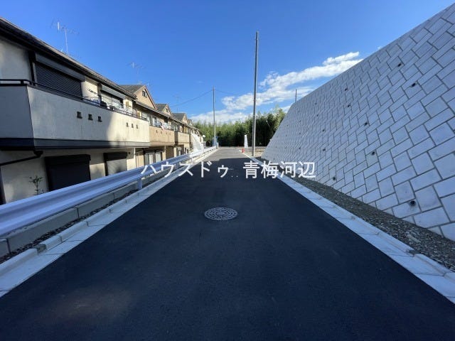 【西側 前面道路】幅員約5mの前面道路です。車がすれ違える道幅です。車1台とベビーカーですれ違っても余裕のある道幅は安心ですね。