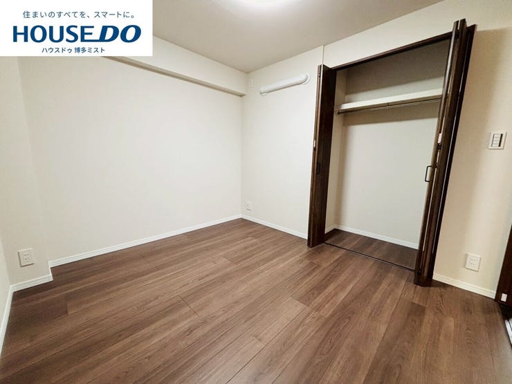 【リビングにプラスαを】リビング横洋室。1部屋として使うことはもちろんですが、扉を開放してリビングと一体感を持って使うことも出来る洋室です。