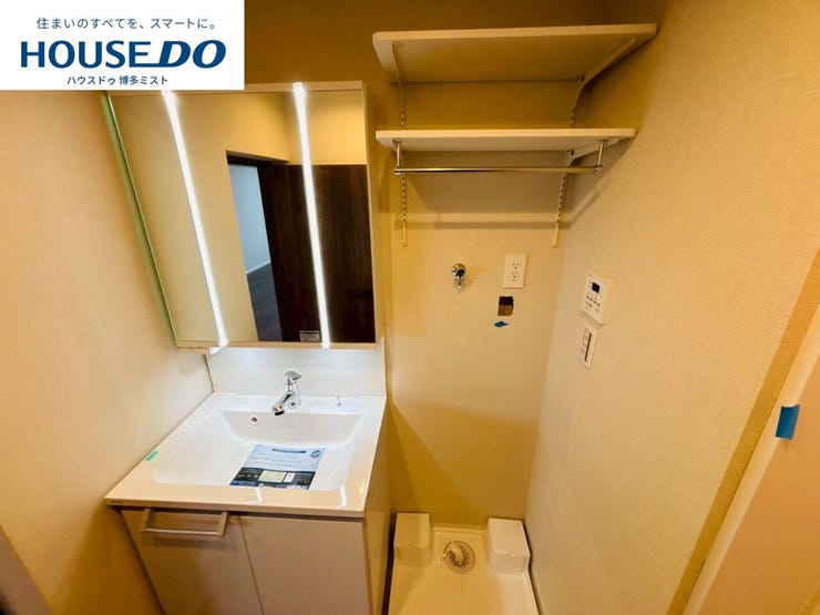 【家族みんなの使いやすさ】お手入れしやすく使いやすい3面鏡付きの洗面台。収納スペースも広く、洗剤や掃除道具をたっぷりと収納できます。