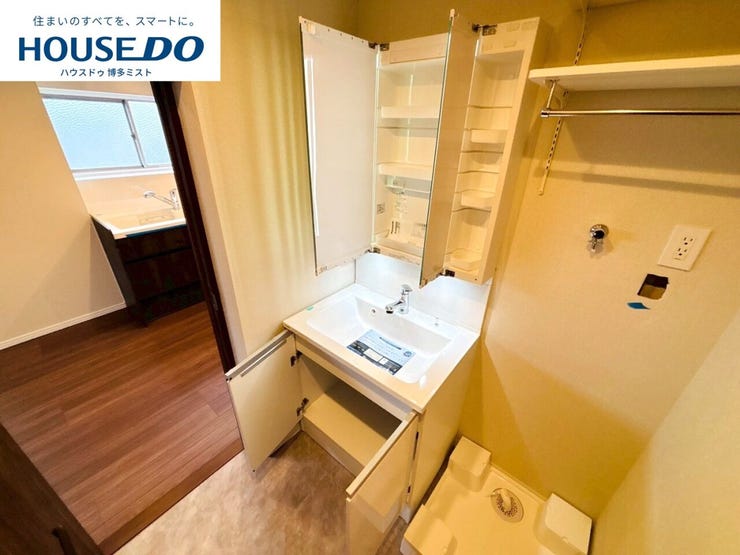 【サクッと準備して、さぁ行こう!】引き出しや3面鏡裏などの収納がたっぷりあるので、出したままにしたくないドライヤーや化粧品類などの生活感が出るものが片付きます。