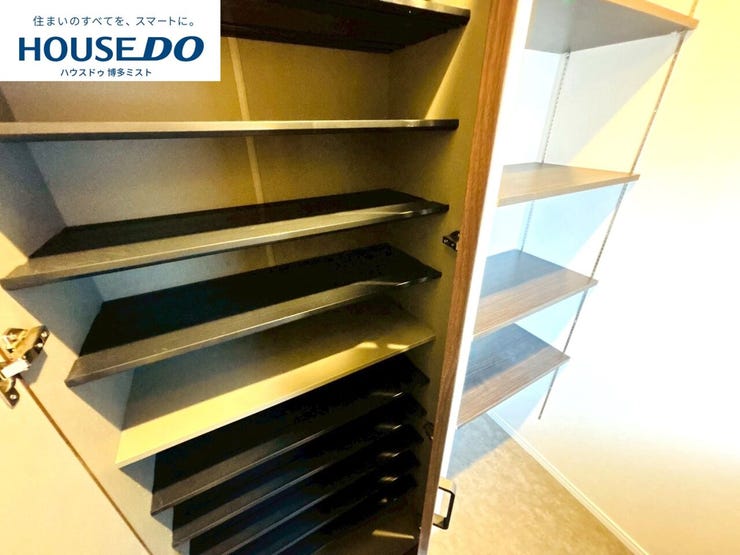 【玄関スッキリ計画】毎日の『いってきます』と『ただいま』の声が響く玄関。出しっぱなしにしたくない荷物もしっかり収納で出来るように収納多めです。