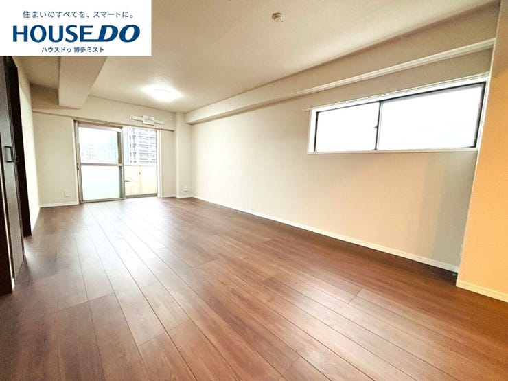 【家族の寛ぎ空間】みんなで過ごす時間が長いリビングだからこそ、程よい広さと明るさは大切なポイント。何気ない毎日のかけがえのない家族の時間は、温かなこのリビングで♪