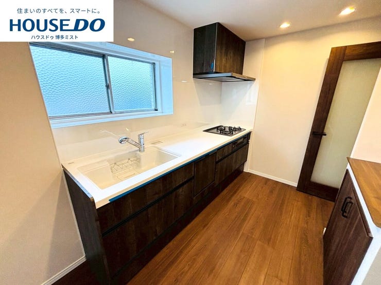 【今日のゴハンは何食べたい?】重たい鍋や大きなフライパンの収納はキッチン下のスライド収納へ。ちょっとした家事の手間を楽にする、家族みんなが使いやすいキッチンです。