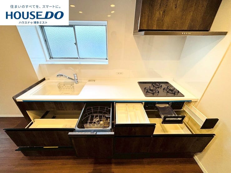 【今日のゴハンは何食べたい?】重たい鍋や大きなフライパンの収納はキッチン下のスライド収納へ。ちょっとした家事の手間を楽にする、家族みんなが使いやすいキッチンです。