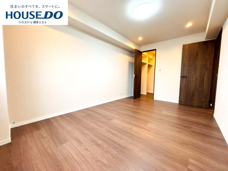 【プライベートルームの過ごし方】ベッドや机などの家具を置いてもゆとりある広さ。何にも邪魔されたくない一番のプライベート空間だから、過ごしやすさは大切にしたい・・・。