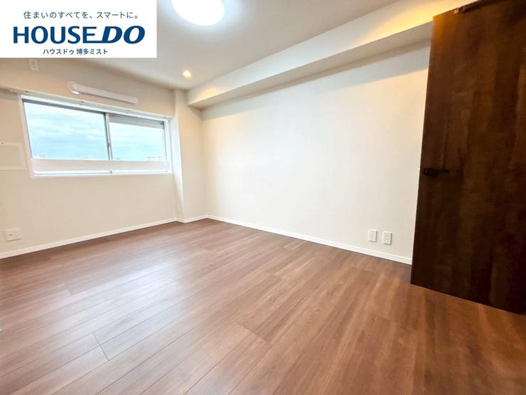 【プライベートルームの過ごし方】ベッドや机などの家具を置いてもゆとりある広さ。何にも邪魔されたくない一番のプライベート空間だから、過ごしやすさは大切にしたい・・・。