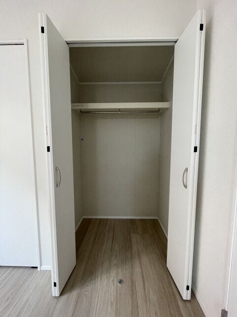 7.8帖洋室収納1:ハンガーパイプや枕棚も標準装備されたクローゼットです。