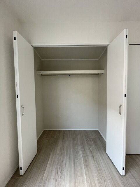 7.8帖洋室収納2:ハンガーパイプにお洋服を掛けておけばシワや型くずれを防げます。枕棚にバッグや帽子などを置いておけばコーディネートを考えるのも楽になりますね。