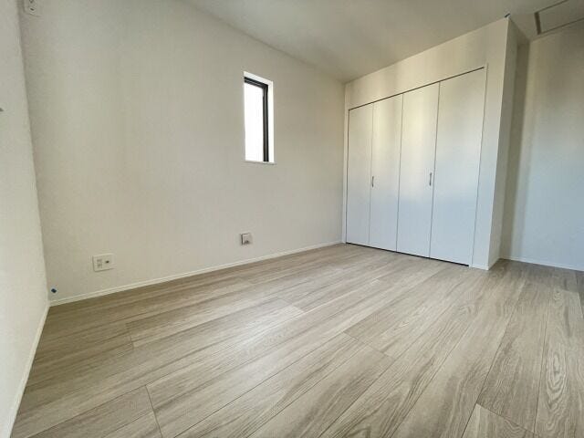 6帖洋室:ナチュラルな木目のフローリングが魅力的なお部屋です。