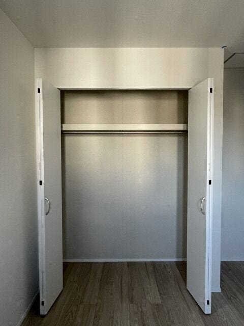 6帖洋室収納:パイプハンガーつきなので新たに家具を買わずにすみます。間仕切りがないので湿気がこもりにくくなっています。