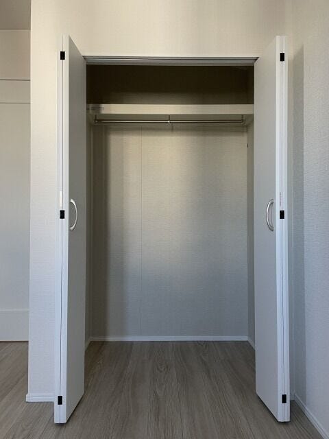 5.7帖洋室:ハンガーパイプに取り込んだ洗濯物をそのまま収納できるので家事の時短になり、お洋服もシワになりません。