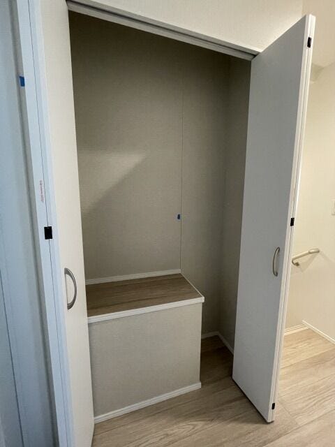 2階廊下収納:居室以外にも収納スペースが設置されており、使用頻度の低いものや季節家電、掃除道具や防災グッズなどをしまっておけます。