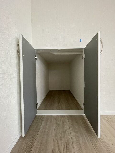 リビング収納:便利グッズを使って、空間を有効活用して収納スペースをさらに増やすことができそうです。