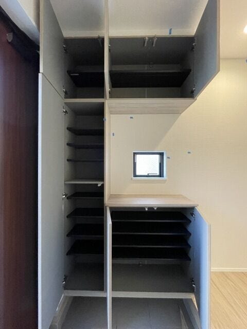 玄関収納:天井まである玄関収納はブーツや長靴も棚を変えて収納できます。:下の方にも空間があるのでいつもの靴を置いたりできそうです。
