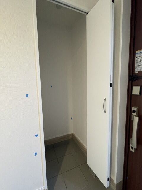 玄関収納:間仕切りがないので湿気がこもりにくく、荷物もすぐに取り出すことができます。ベビーカーも置いておくことができますね。