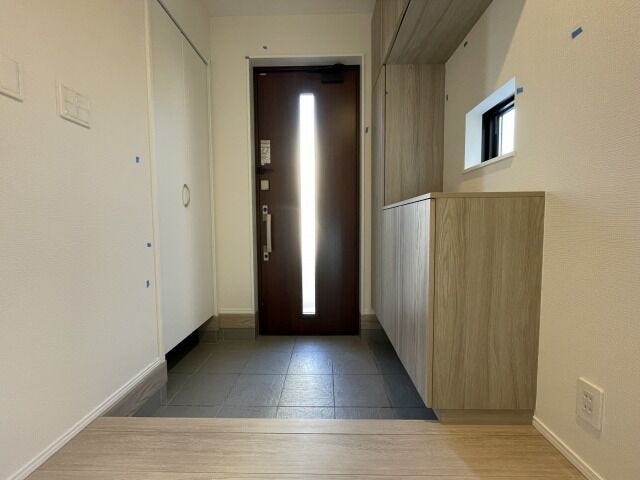 玄関:玄関ドアのスリットからの採光は、玄関に適度な明るさと光のアクセントをくわえてくれます。