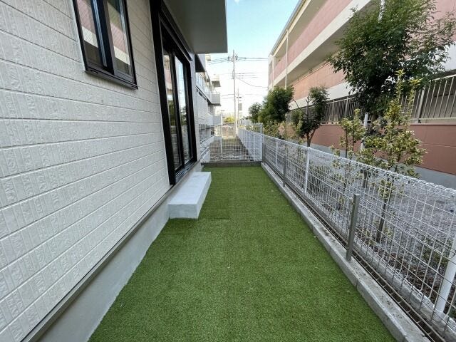 庭:ガーデニングや家庭菜園を楽しめるスペースがあり、お庭のある暮らしを満喫できます。