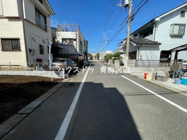 【北側 前面道路】幅員約6mの前面道路です。車がすれ違うのに十分な道幅です。車が2台と通行人も通れる幅となっています。