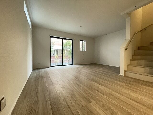 17.5帖リビング:南向きで日当たり良好のLDK。南側に大きな窓を設置することで明るい空間です。キッチンからリビング全体が見渡せ調理しながら家族と会話も弾みそう。