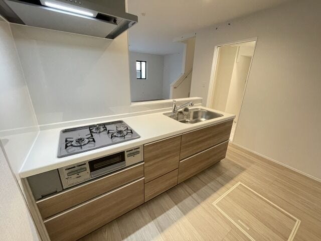 キッチン:吊戸棚がないので、圧迫感がなく視界が広がります。お子様の様子も見ながら家事が出来るのは助かりますね♪