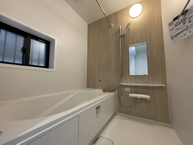 浴室:落ち着いた木目調の壁がオシャレな浴室でゆったりとバスタイムを過ごせそうです。1日の疲れもしっかり癒すことができそうです。