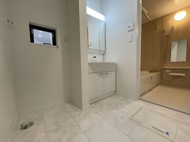 洗面所:洗濯機置き場の上には窓があり、こもりがちな湿気もしっかり換気することができます。洗面台の下や三面鏡の裏には収納がありすっきりと片付けることができます。