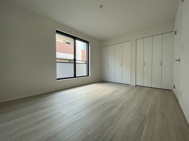 7.8帖洋室:広々としたお部屋なので、ご夫婦の寝室としてもお使いいただけそうです。南側の窓から日差しが入りプライベートの時間も気持ちよく過ごすことができそうです。