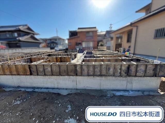 【外観】
楠小学校/楠中学校エリアに大家族にオススメの5LDKの新築一戸建てが建設されますよ♪現在基礎工事中。今のうちに周辺環境の確認を兼ねてご見学してみませんか?
(2025年11月30日 撮影)