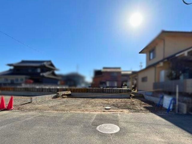 道側に駐車スペースが出来る予定!前面道路の幅が6mあるので駐車も慌てずに出来そうですね
(2025年11月30日 撮影)