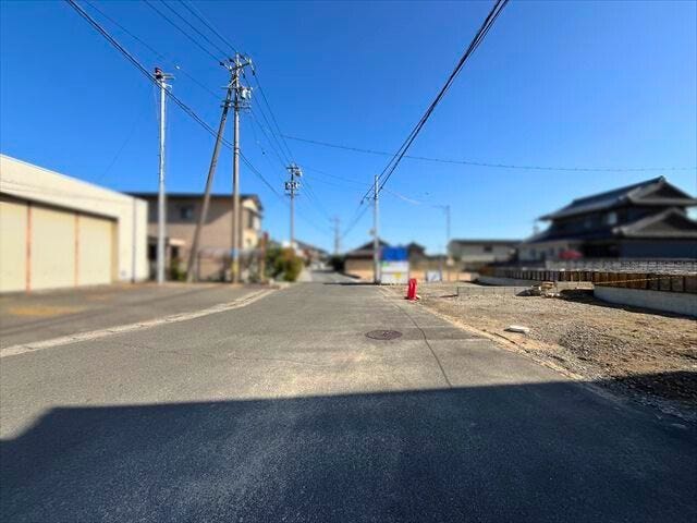 幅員約6mの前面道路です。道路幅が広いので、向かいの住宅とも距離があるため日当たりも確保しやすいです。
(2025年11月30日 撮影)