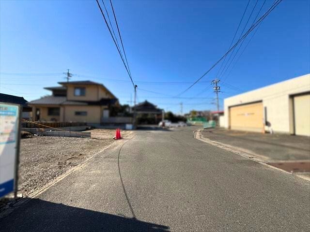 幅員約6mの前面道路です。道路幅にゆとりがあるので、車種を選びません。大きめの車を乗りたい方にもオススメです。
(2025年11月30日 撮影)
