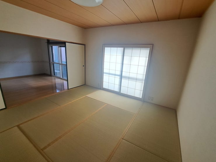 室内(2025年10月)撮影
◎現地案内予約受付中!◎
大きな窓から光が射し込み、お部屋を明るく照らします♪