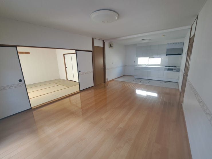 室内(2025年10月)撮影
◎現地案内予約受付中!◎
リビング横に和室を設けた間取りとなっております。