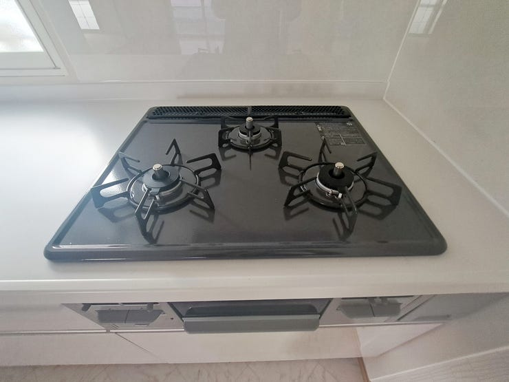 室内(2025年10月)撮影
◎現地案内予約受付中!◎
3口ガスコンロは、いっぺんにたくさん調理するときや、鍋の置き場として使えるため便利です。