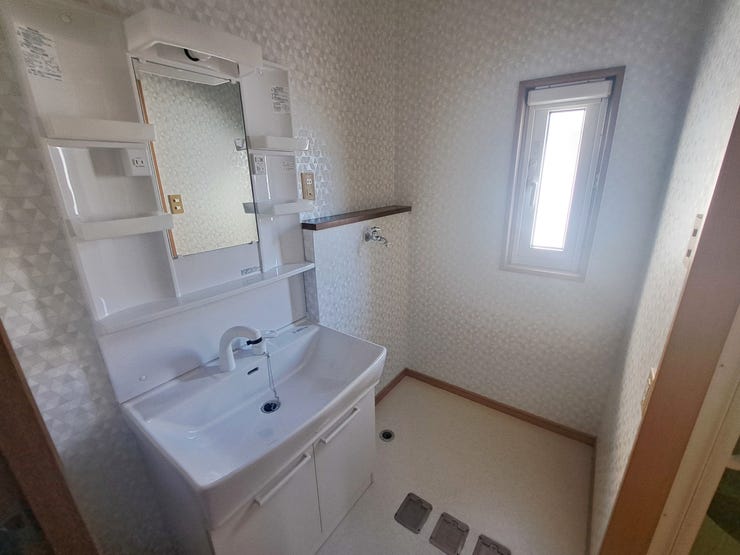 室内(2025年10月)撮影
◎現地案内予約受付中!◎
白を基調とした清潔感のある洗面スペース◎