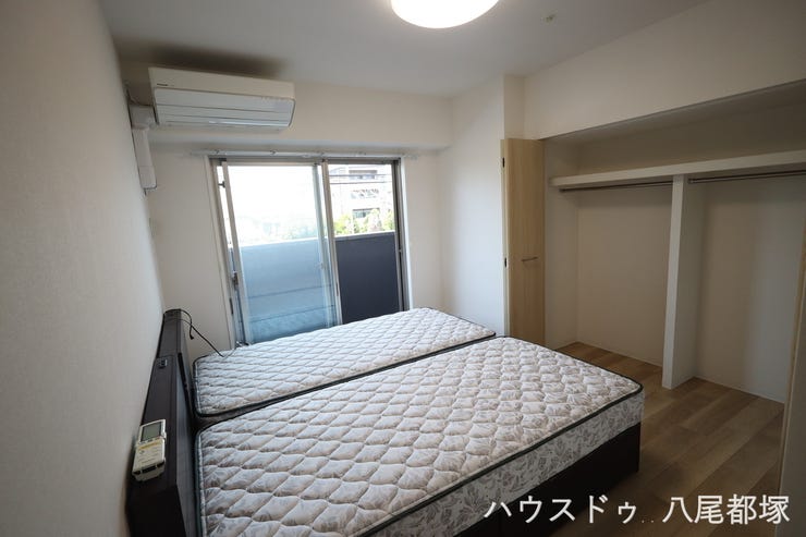 ご夫婦の主寝室に最適な広さとレイアウト。バルコニーに面した開放感と、収納力を兼ね備えた快適なプライベート空間です♪