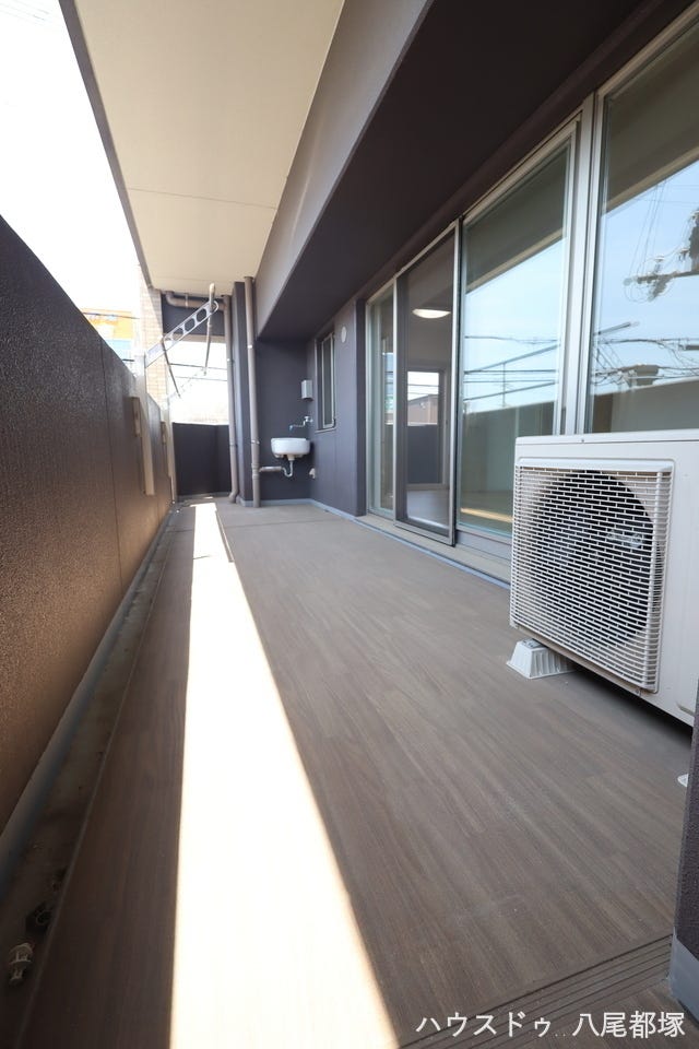 大きなL字型バルコニ―
洋室とLDKの両方から出入りできるL字型バルコニーは、明るさと開放感が魅力の特別な空間♪