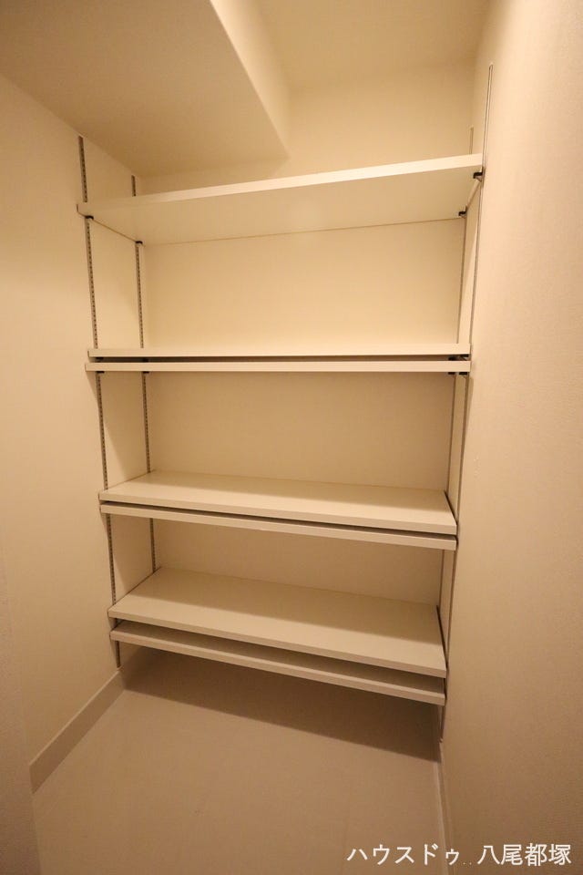 ウォークインシューズクローク
靴だけでなく、傘やベビーカー、アウトドア用品なども収納でき、玄関周りを清潔で整頓された空間に保てます♪