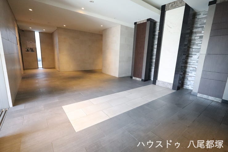 高級感あふれるエントランスは、洗練されたデザインと上質な素材で住まう誇りを感じさせます♪
オートロックや監視カメラなどのセキュリティ設備も充実し、安心して暮らせる環境を提供します。