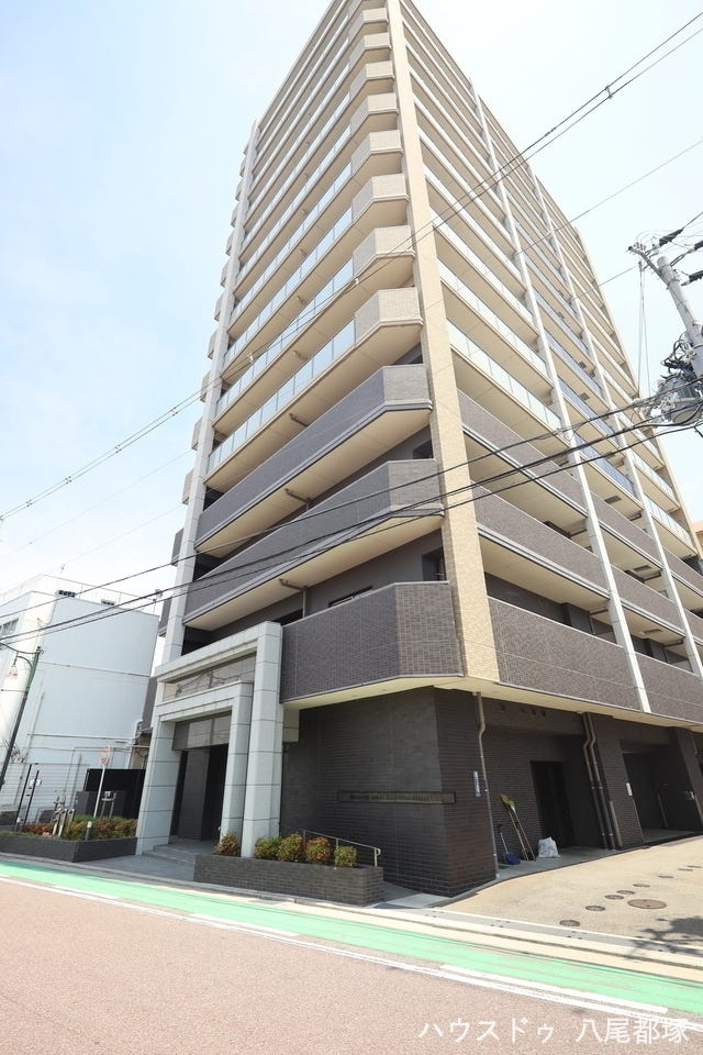 スタイリッシュな外観で、周りには高い建物がないのでとても目立ちます!
大きな通りに入り口があります☆