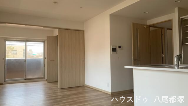 リビング横の扉を開放すると、4.5帖の洋室と一体化して広くて明るい空間になります☆