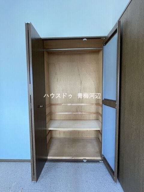 5.2帖洋室収納:パイプハンガー付きなのでお洋服をハンガーに掛けたまま収納できます。