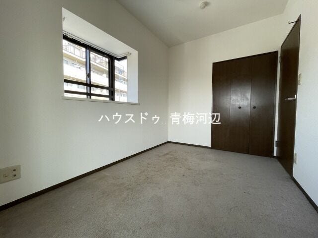 5.2帖洋室:小さめのお部屋ですがクローゼットもあるので、お部屋を広くお使いいただけます。