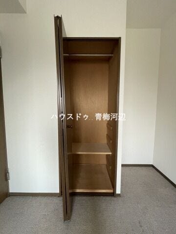 4.3帖洋室収納:クローゼット付きなので大きな家具をお部屋に置かずに済み、空間を有効活用できますね。