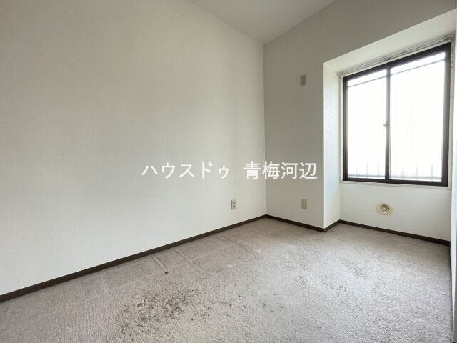 4.3帖洋室:大きめの窓から陽射しがたっぷり降り注ぎ、明るいお部屋になっていて気持ちよく過ごしていただけます。