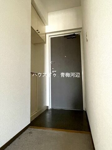 玄関:廊下との段差があまりなく、つまづかずに靴を履いたり脱いだりできます。