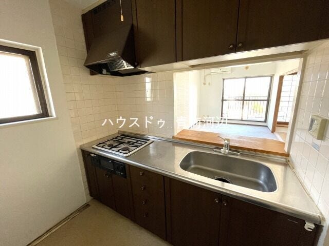 キッチン:収納力豊富なシステムキッチンです。対面式のキッチンは、リビングで遊ぶお子様と会話を楽しみながらお料理が出来ますね♪