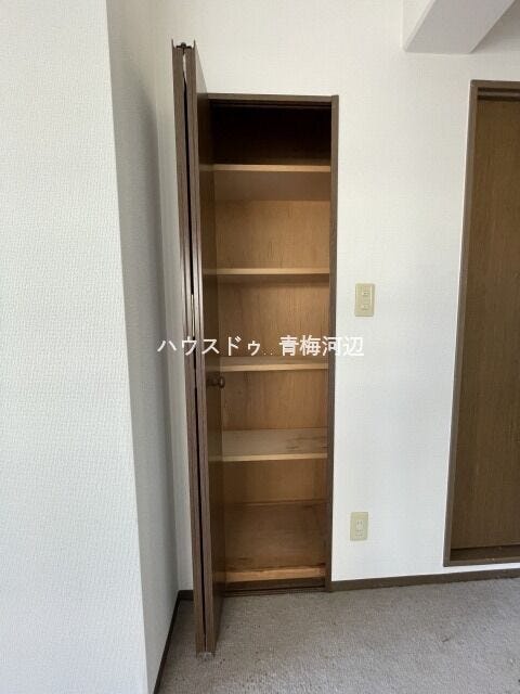 リビング収納:食品のストックやキッチン用品、災害用の保存食も置いておけそうです。