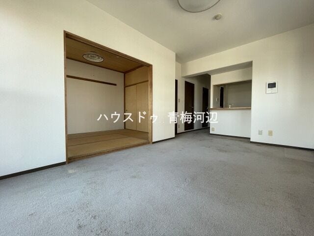 リビング:ご家族が自然と集まる憩いの場となりそうです。隣接した和室と合わせるとより広々とした空間でお過ごしいただけます。